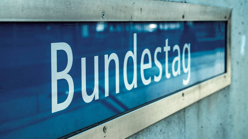 Das Bild zeigt ein Schild mit der Aufschrift Bundestag.