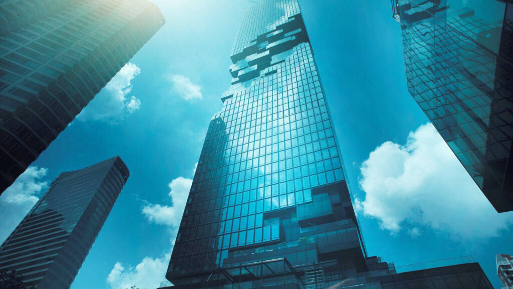 Das Bild zeigt ein modernes Hochhaus.