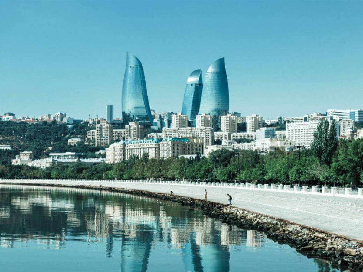 Das Bild zeigt eine Panoramaansicht von Baku.