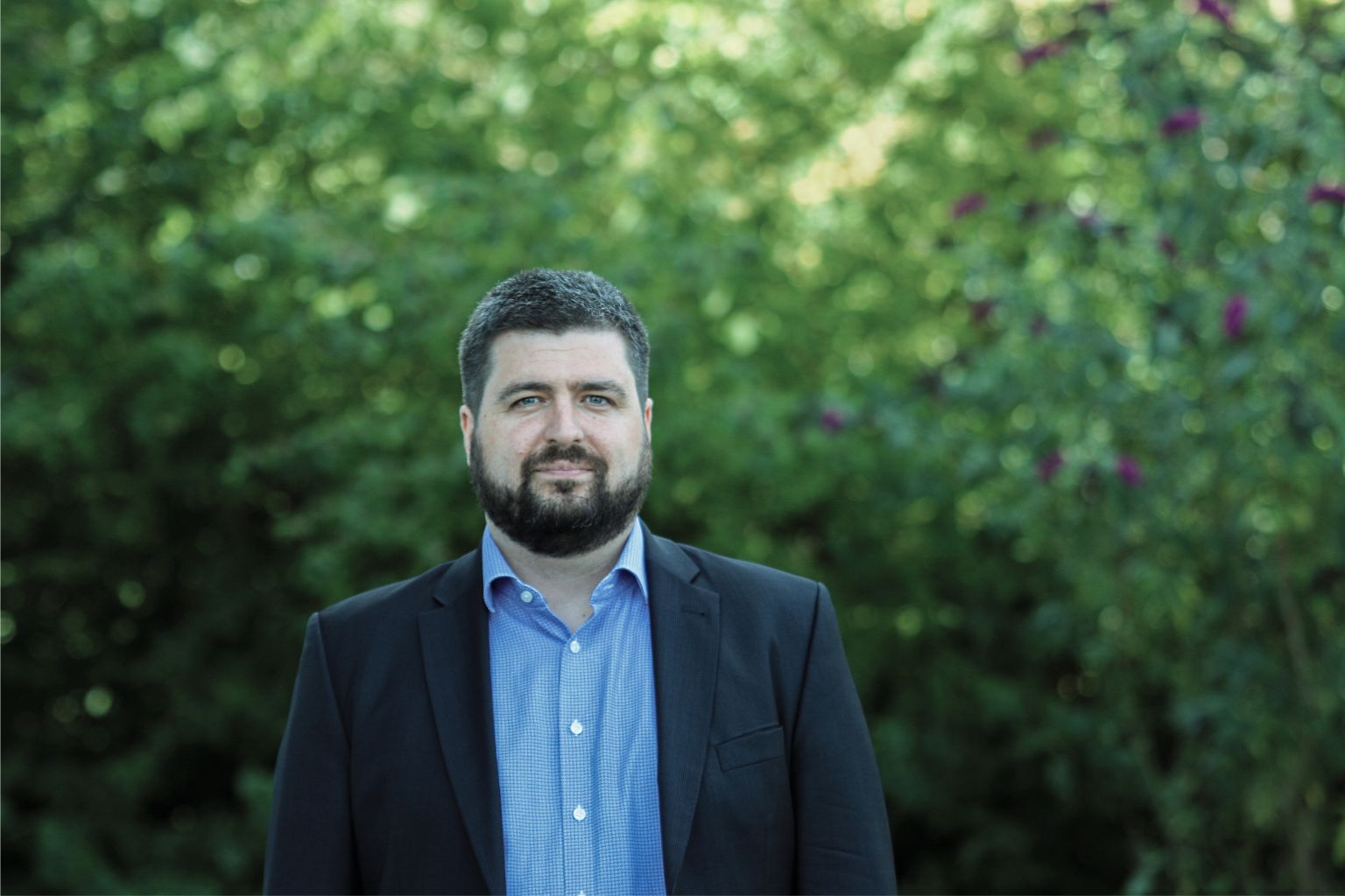 Auf dem Bild ist Jens Metzinger, Nachhaltigkeitsmanager bei der Debeka in Koblenz zu sehen.